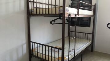 Mix Dorm 4 Bed | Laptop workspace, free WiFi, bed sheets