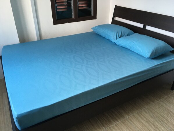 Espacio para trabajar con laptop, wifi gratis y ropa de cama