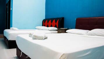 Quadruple Room | Meja, ruang kerja komputer riba, kalis bunyi, Wi-fi percuma