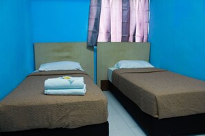 Standard-Zweibettzimmer | Schreibtisch, laptopgeeigneter Arbeitsplatz, schallisolierte Zimmer