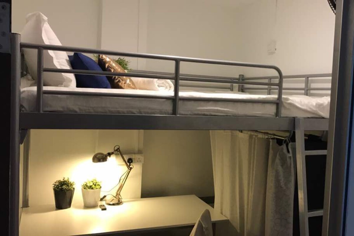 Skrivebord, strykejern/-brett og wi-fi (inkludert)