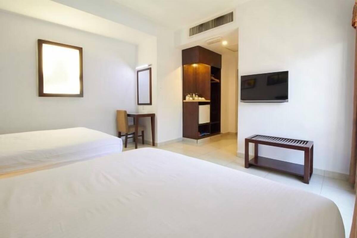 Escritorio, tabla de planchar con plancha, wifi gratis y ropa de cama