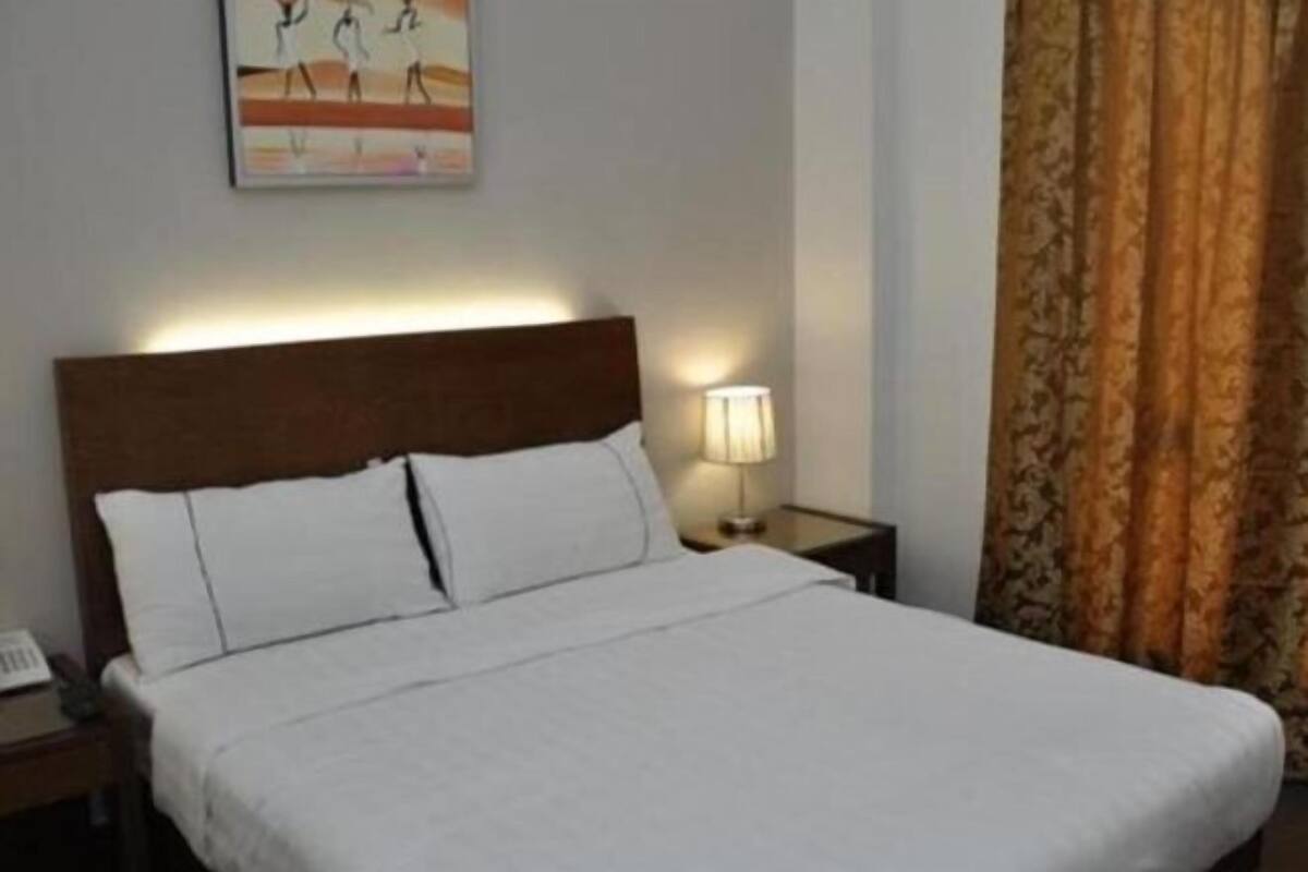 Escritorio, tabla de planchar con plancha, wifi gratis y ropa de cama