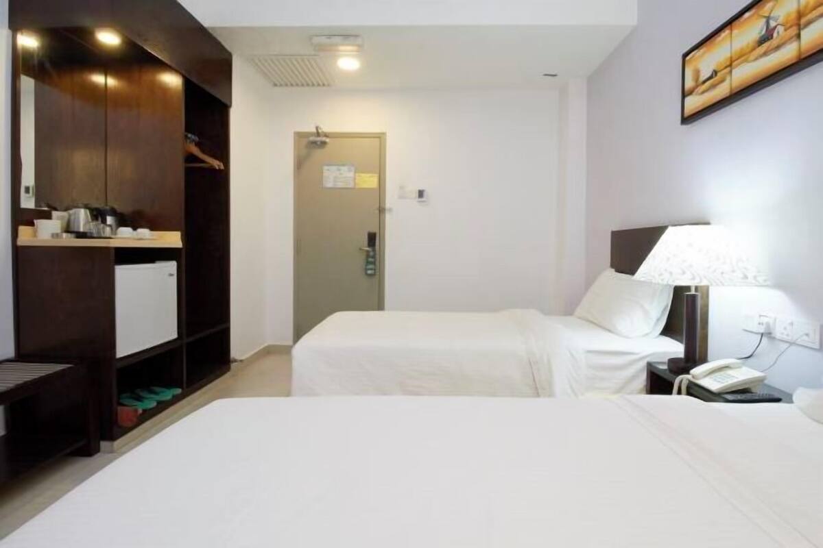 Escritorio, tabla de planchar con plancha, wifi gratis y ropa de cama