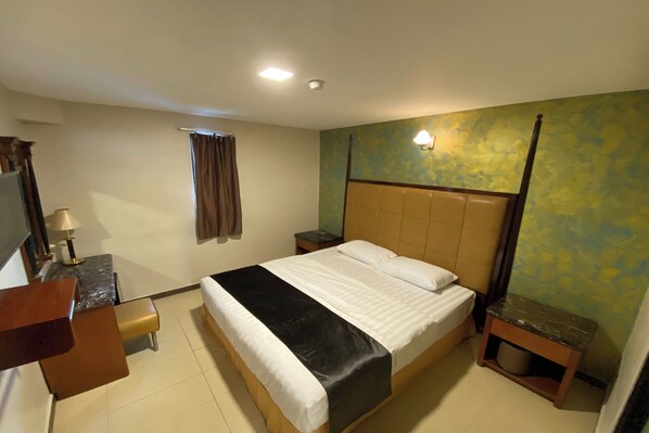 Chambre Deluxe, 1 très grand lit | Bureau, fer et planche à repasser, Wi-Fi gratuit, draps fournis