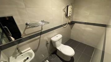 Shower, pengering rambut, dan handuk