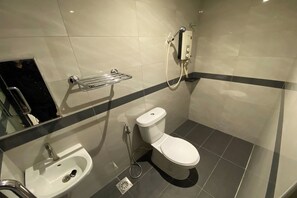 Shower, hair dryer, towels - Hotel Bliss Johor Bahru Skudai (Johor Bahru)