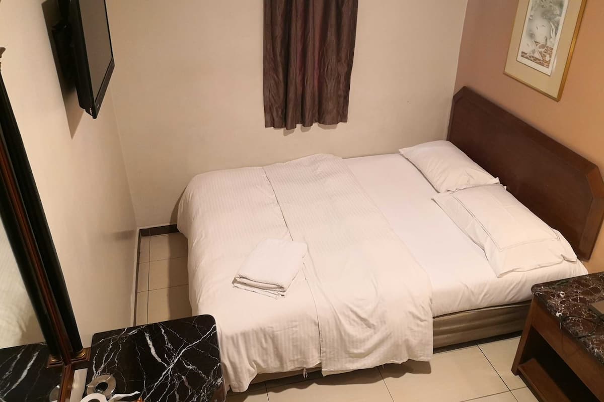 Deluxe Queen Bed Premium | Desk, iron/ironing board, free WiFi, bed sheets