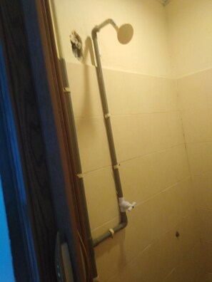 Ducha, artículos de tocador gratuitos, toallas