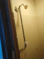 Ducha, artículos de tocador gratuitos, toallas