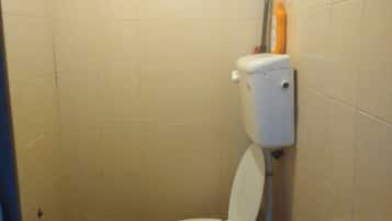 Habitación estándar | Baño | Regadera, amenidades de baño gratuitas, toallas