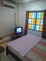 Escritorio, tabla de planchar con plancha, wifi gratis y ropa de cama 