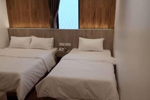 Planxa i posts de planxar, wifi gratuïta i roba de llit 