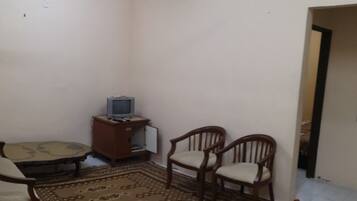 Superior 3 Bedroom House | Khu vực làm việc phù hợp cho laptop