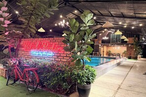 Una piscina al aire libre