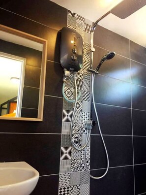 Quadruple Room | Bilik Mandi | Pancuran mandi, kelengkapan dandanan diri percuma, tuala disediakan 