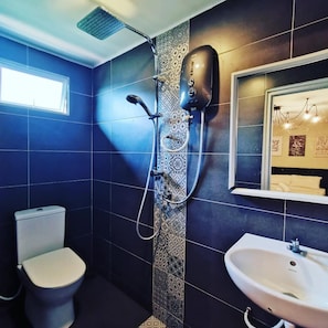 Habitación doble | Baño | Regadera, amenidades de baño gratuitas, toallas