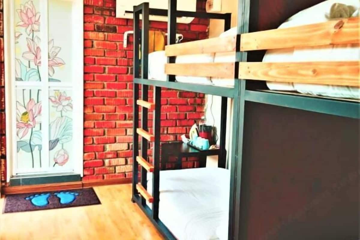 Escritorio, tabla de planchar con plancha y ropa de cama