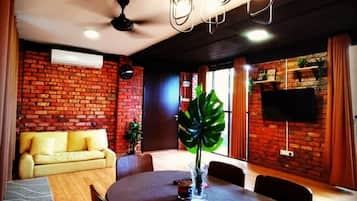 Studio | Living room | 21-inch TV with cable channels