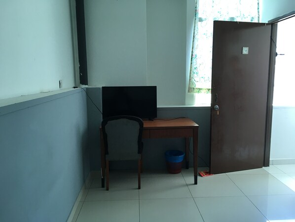 A small room with a desk, chair, and a closed door. - Ideal Hotel Sri Permaisuri Cheras (Kuala Lumpur)