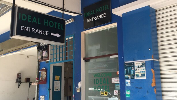 The entrance to the Ideal Hotel with a sign indicating the direction to the entrance. - Ideal Hotel Sri Permaisuri Cheras (Kuala Lumpur)