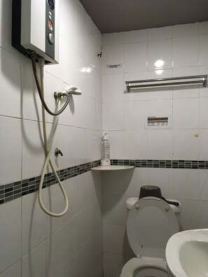 Shower, free toiletries, towels - Ideal Hotel Sri Permaisuri Cheras (Kuala Lumpur)