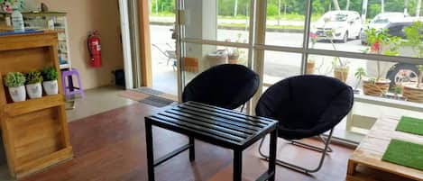 Laptop workspace, soundproofing, free WiFi