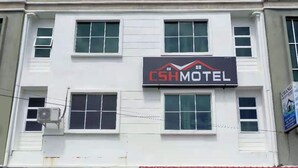 A building with a sign for 'CSH Motel' on the facade. - CSH Motel Kuala Perlis (Kuala Perlis)