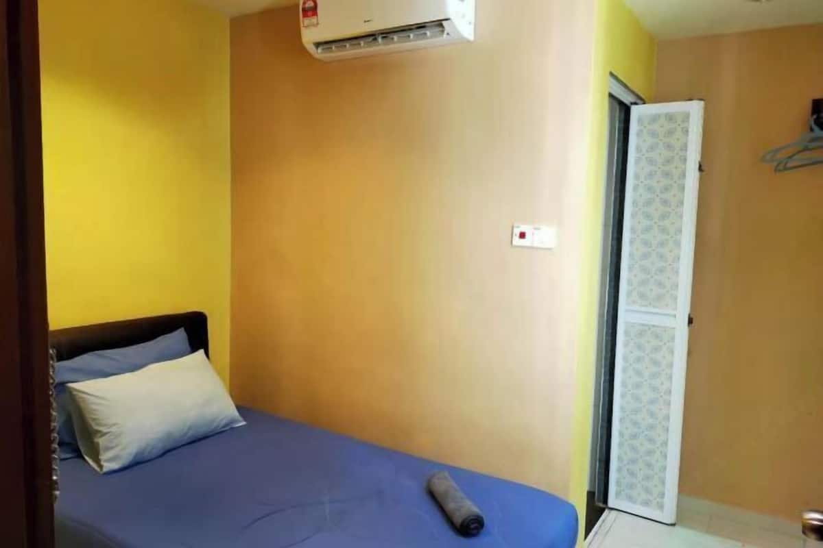 Laptop workspace, soundproofing, free WiFi