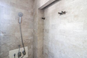 Shower, towels - Kamuning Hostel (Quezon City)