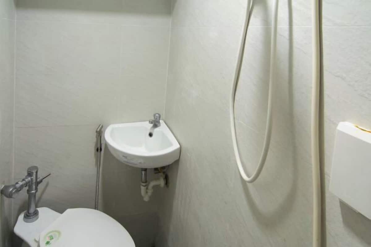 Shower, free toiletries, bidet, towels
