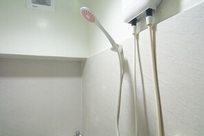 Ducha, artículos de higiene personal gratuitos, bidé y toallas
