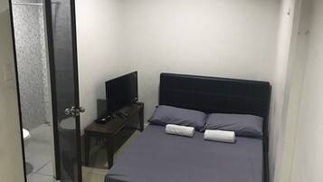 Double Room | Desk, laptop workspace, free WiFi, bed sheets