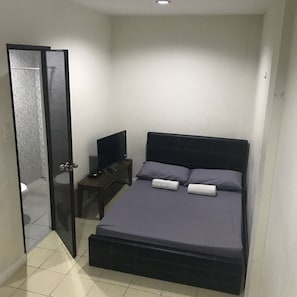 Double Room | Desk, laptop workspace, free WiFi, bed sheets
