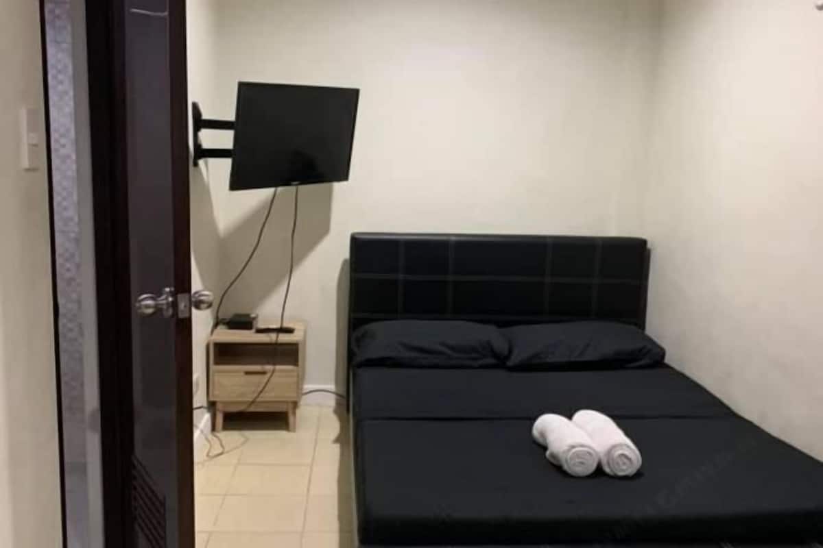 Desk, laptop workspace, free WiFi, bed sheets