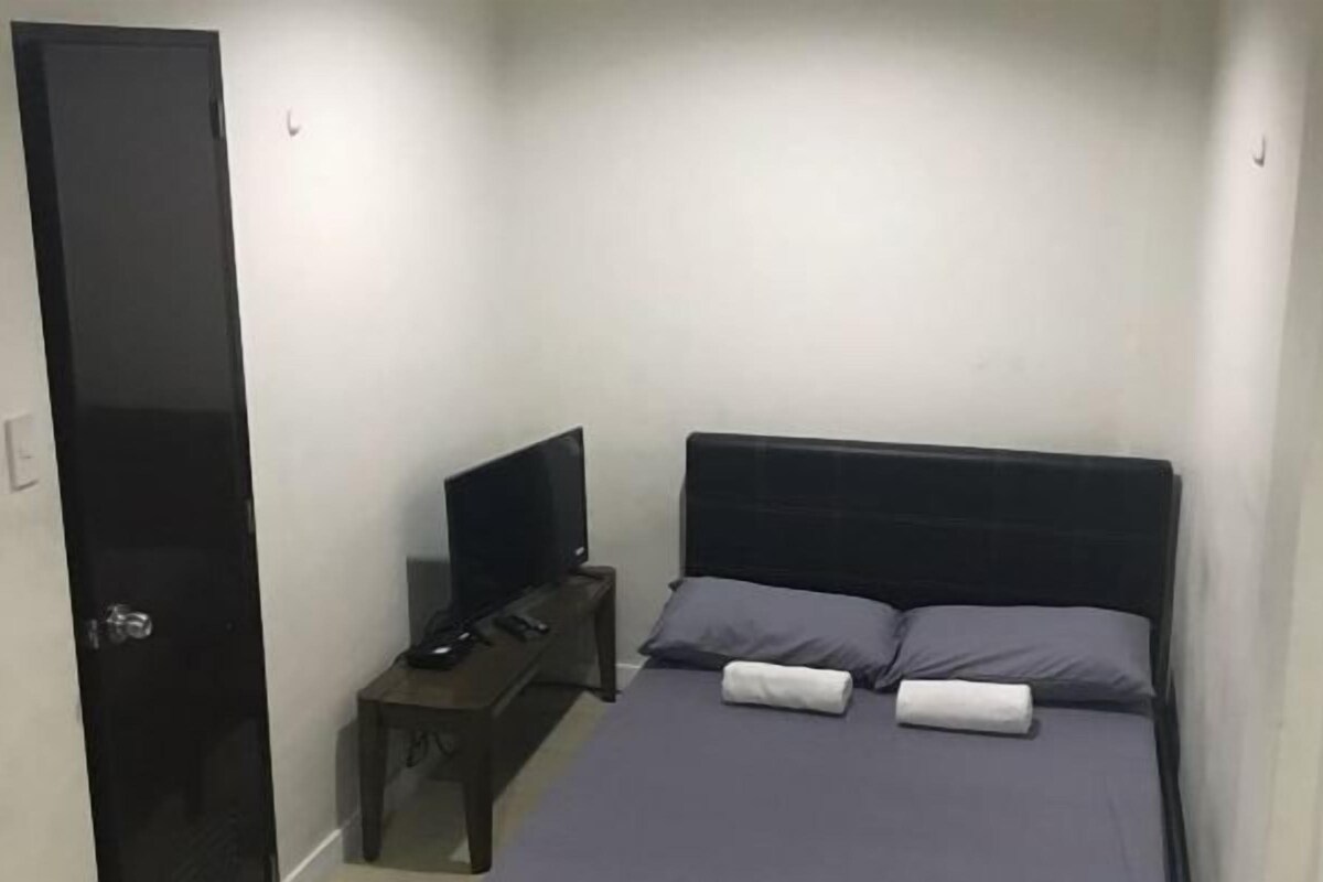 Desk, laptop workspace, WiFi (free), bed sheets