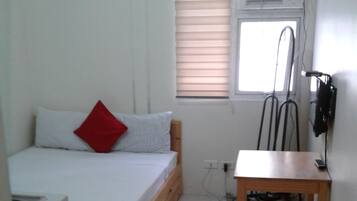 Studio Double Bed | Desk, iron/ironing board, free WiFi, bed sheets