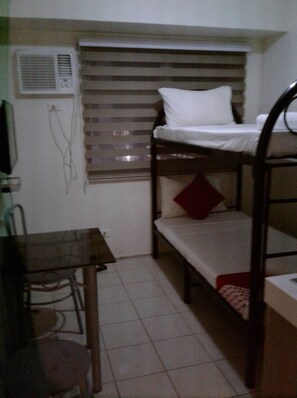 Desk, iron/ironing board, free WiFi, bed sheets - Jen's Place at Urban Deca (Mandaluyong)