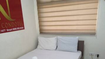 Studio Double Bed | Desk, iron/ironing board, free WiFi, bed sheets