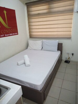 Desk, iron/ironing board, free WiFi, bed sheets - Jen's Place at Urban Deca (Mandaluyong)