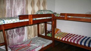 Ein Etagenbett mit zwei Schlafstellen, jeweils mit Matratze und Kissen.