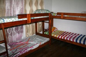 Individually decorated, desk, bed sheets - 8th Street Guesthouse Sto Nino Cebu - Hostel (Cebu City)