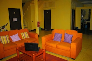 Lobby sitting area - 8th Street Guesthouse Sto Nino Cebu - Hostel (Cebu City)
