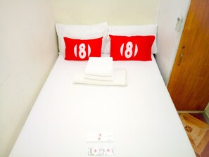 Individually furnished, desk, free WiFi - 8 Hostel at Quiapo (Manila)