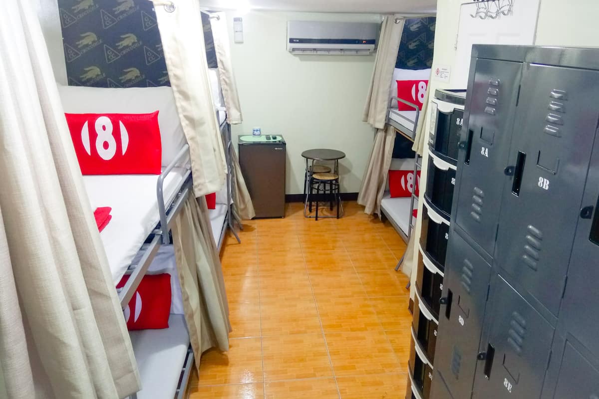 공용 도미토리, 남성 전용 (Single Bed in 8-Bed) | 책상, 무료 WiFi, 각각 다르게 가구 비치