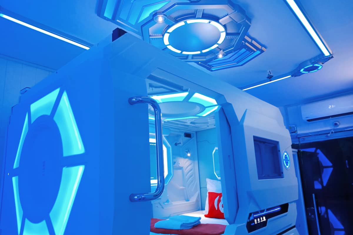 공용 도미토리, 남성 전용 (Single Bed in 2-Bed Capsule Pod) | 책상, 무료 WiFi, 각각 다르게 가구 비치