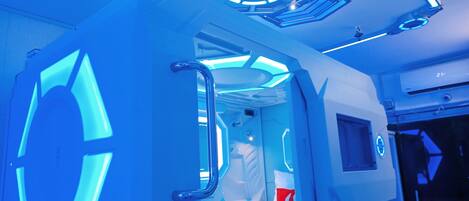 Dormitorio compartido, solo para hombres (Single Bed in 2-Bed Capsule Pod) | Muebles diferentes, escritorio y wifi gratis