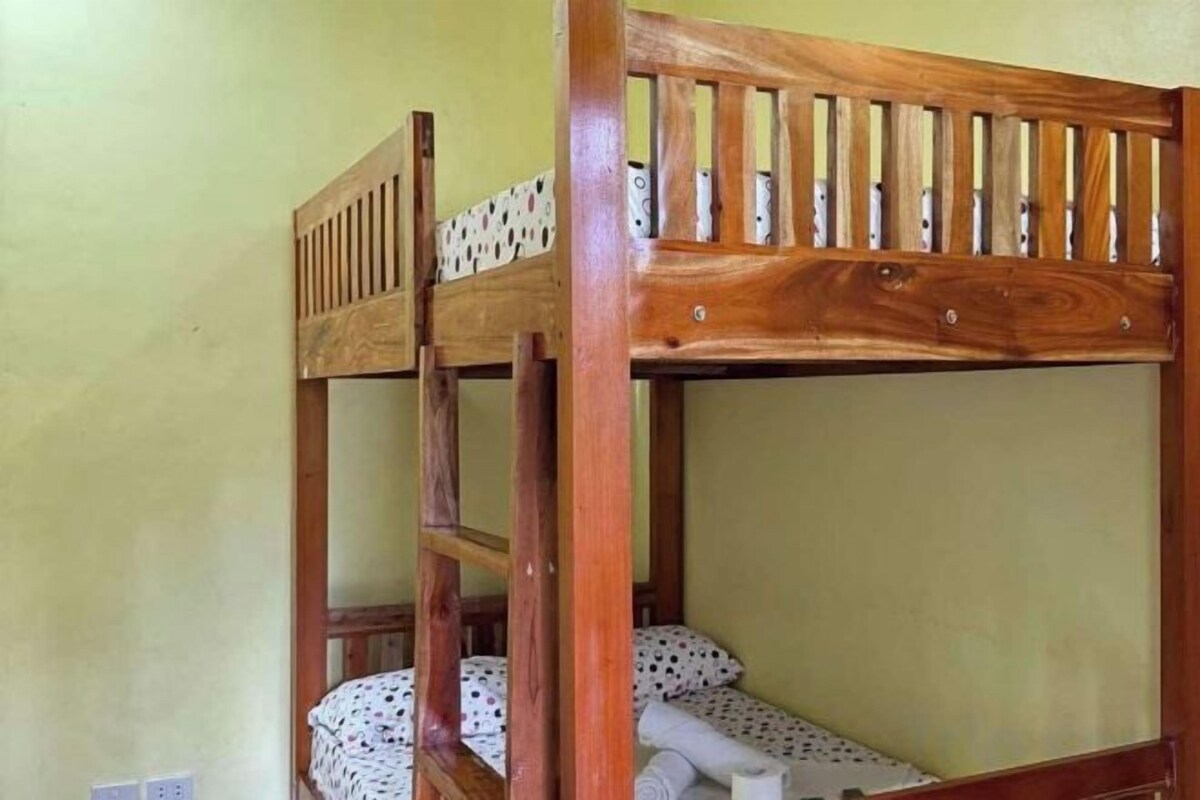 Escrivaninha, ferros/tábuas de passar roupa, individualmente mobiliados