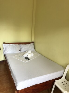 Standard Twin Room | Individually furnished, desk, iron/ironing board, bed sheets - Jhunlyn Rooms for Rent Tagaytay (Tagaytay)