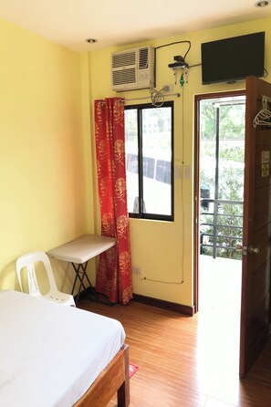 Individually furnished, desk, iron/ironing board, bed sheets - Jhunlyn Rooms for Rent Tagaytay (Tagaytay)